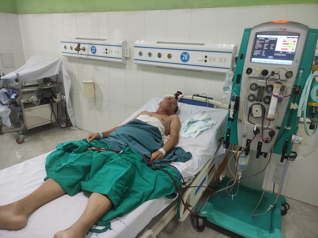 Bệnh nhân Trương Quang Quýt đang được điều trị tại khoa Hồi sức tích cực - chống độc (Bệnh viện đa khoa tỉnh Quảng Ngãi)