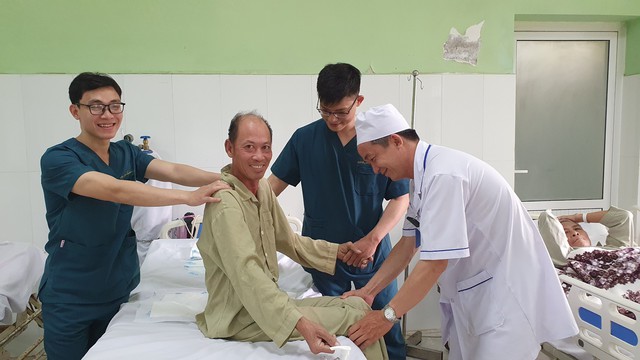 Bệnh nhân Trương Quang Quýt đã có thể vận động nhẹ và nói chuyện bình thường