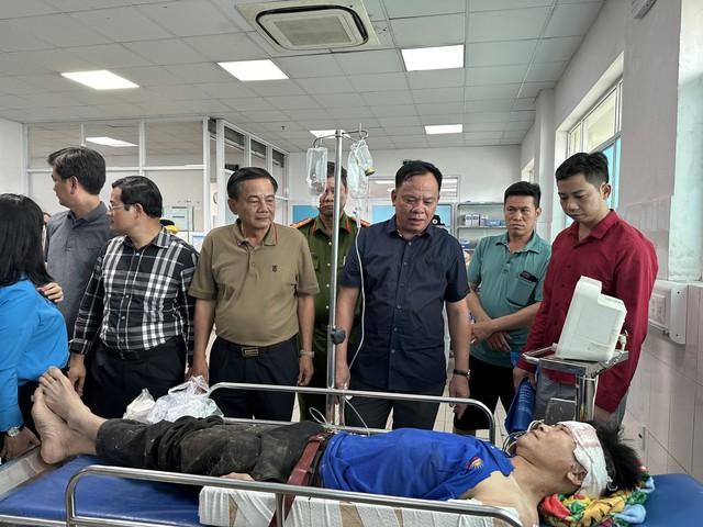 Ông Võ Tấn Đức, quyền Chủ tịch UBND tỉnh Đồng Nai (hàng trên, thứ hai từ phải qua) đến thăm hỏi các nạn nhân đang điều trị tại Bệnh viện đa khoa Thống Nhất (Đồng Nai)