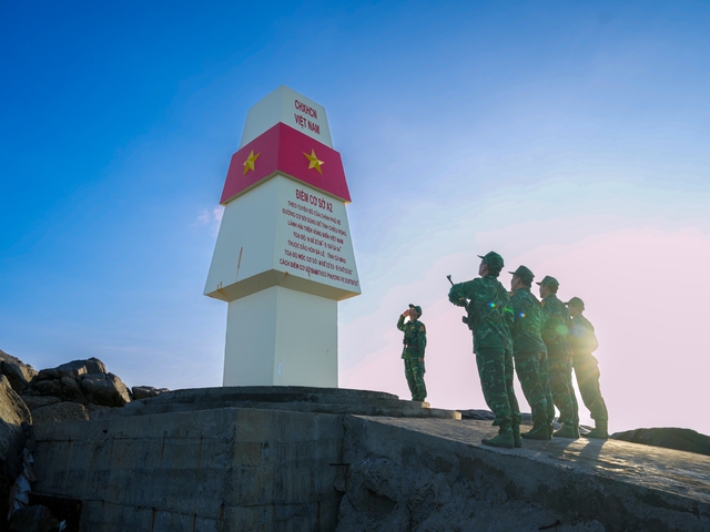 Cán bộ chiến sĩ Đồn Biên phòng Hòn Khoai thực hiện nghi thức chào cột mốc cơ sở A2 trên Hòn Đá Lẻ.