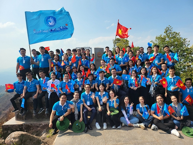 Đoàn đại biểu sinh viên tại cột mốc A Pa Chải ở ngã ba biên giới Việt Nam - Lào - Trung Quốc