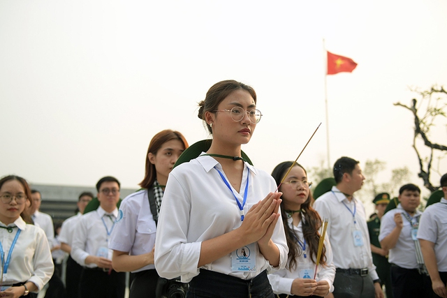 Đoàn đại biểu dâng hương tưởng niệm tại Đền thờ các liệt sĩ và đồng bào hy sinh tại chiến trường Điện Biên Phủ
