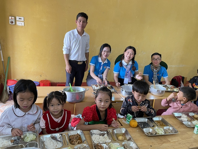 Sinh viên tham gia nấu ăn và trải nghiệm bữa ăn cùng học sinh vùng cao của H.Mường Nhé, Điện Biên