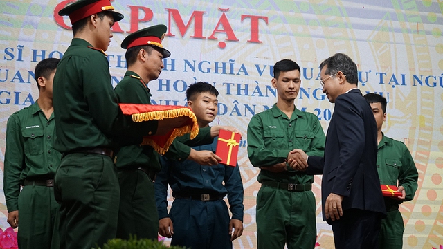 Bí thư Thành ủy Đà Nẵng Nguyễn Văn Quảng tặng quà động viên quân nhân xuất ngũ năm 2024