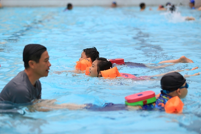 Theo các giáo viên dạy bơi, chỉ biết bơi là chưa đủ mà cần rèn luyện thêm cho trẻ kỹ năng về phòng chống đuối nước