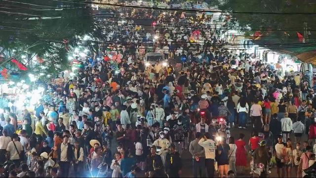 Rất đông du khách đến chợ Đêm Đà Lạt vào tối 30.4
