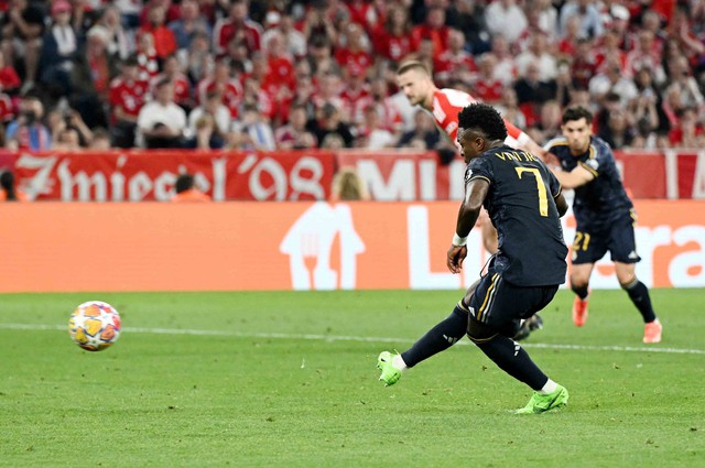 Vinicius ghi bàn gỡ hòa 2-2 cho Real Madrid từ chấm 11 m