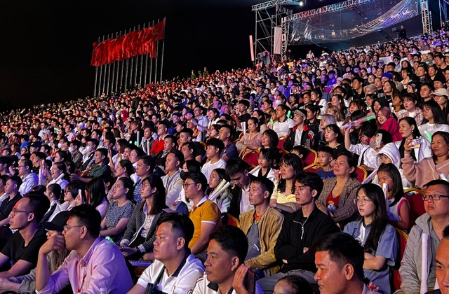 Hàng chục ngàn người dân và du khách đến xem chương trình nghệ thuật ở Quảng trường Lâm Viên, Đà Lạt vào tối  30.4