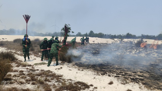 Lực lượng Bộ đội biên phòng Quảng Bình điều quân dập lửa tại xã Hải Ninh trong ngày 30.4