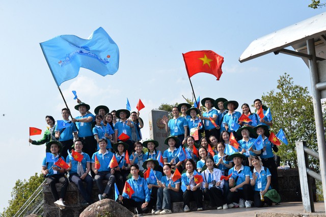 Hành trình đến cực tây của Tổ quốc đã để lại nhiều cảm xúc cho đoàn đại biểu sinh viên Việt Nam