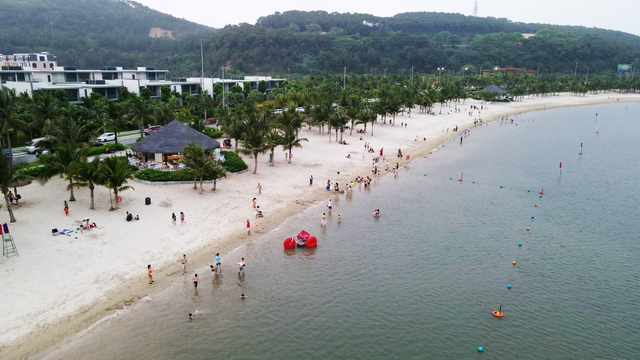 Bãi tắm biển công cộng Vụng Hương chính thức được UBND Q.Đồ Sơn đưa vào hoạt động, phục vụ nhân dân và du khách bắt đầu từ dịp nghỉ lễ 30.4-1.5