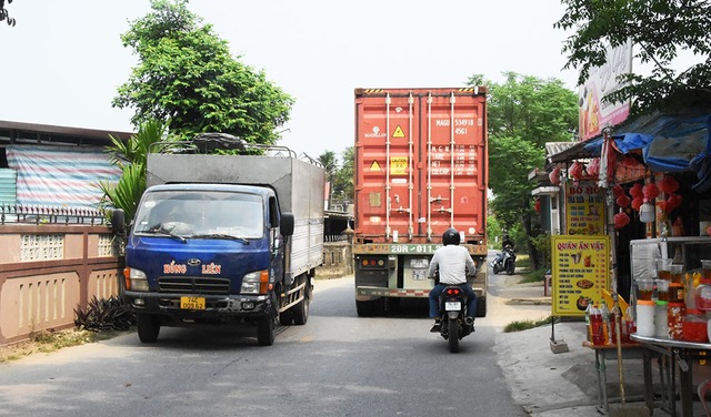 Xe container chạy qua đoạn đường nhỏ hẹp, đông dân cư ở địa bàn thôn Dương Lệ Đông, xã Triệu Thuận (H.Triệu Phong)
