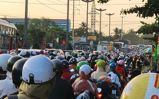 Phương tiện ken đặc trên QL1, đoạn từ Trung Lương đến điểm giao với QL1 và tỉnh lộ  878