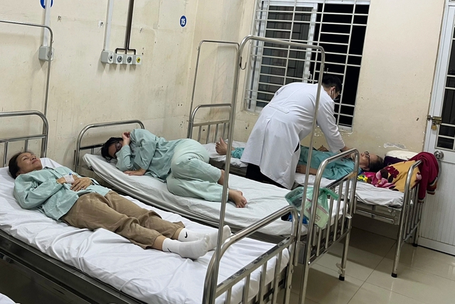 Các bệnh nhân có biểu hiện ngộ độc thực phẩm sau khi ăn bánh mì, vào điều trị tại Bệnh viện đa khoa khu vực Long Khánh