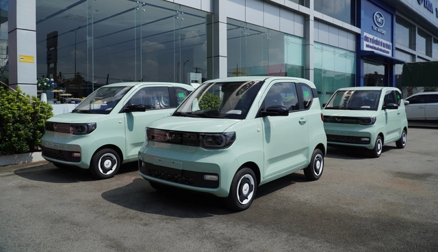 Wuling Hongguang Mini EV do TMT Motor lắp ráp, phân phối tại Việt Nam với giá 239 - 279 triệu đồng nhưng đang được một số đại lý giảm giá 20 - 50 triệu đồng