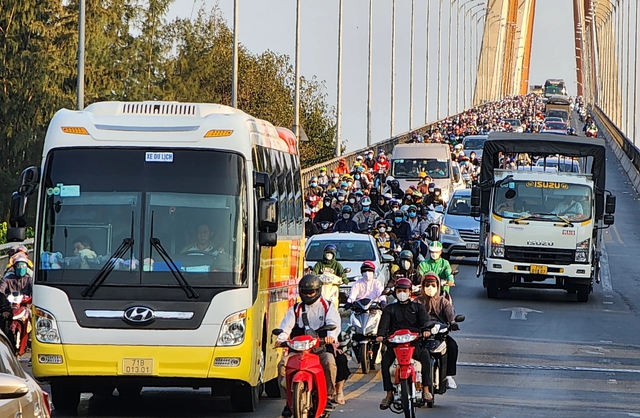 Cầu Rạch Miễu liên tục thành đường một chiều đi Tiền Giang, nhưng trên QL60 (đoạn qua tỉnh Bến Tre) vẫn ùn ứ phương tiện kéo dài nhiều cây số