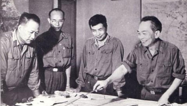 Từ phải sang: Đại tướng Võ Nguyên Giáp, Thượng tướng Song Hào, Thiếu tướng Vũ Xuân Chiêm, Thượng tướng Hoàng Văn Thái chỉ đạo và theo dõi tác chiến trong cuộc Tổng tiến công và nổi dậy mùa xuân 1975