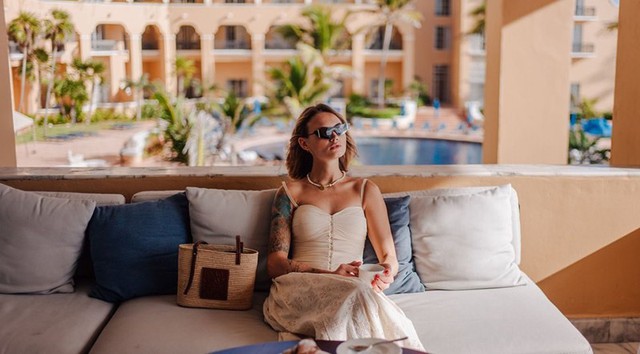 Du khách check-in tại một khu vực ngoài trời của Kempinski Hotel Cancún