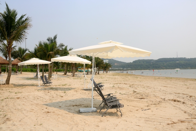 Dọc bãi biển đều có dịch vụ ghế và ô cho khách ngồi thư giãn, hóng gió
