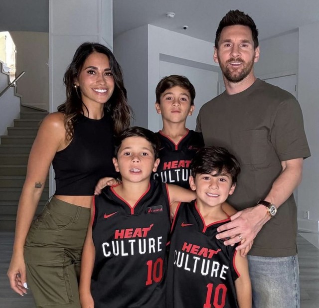 Messi cùng vợ và các con háo hức đi xem bóng rổ nhà nghề Mỹ