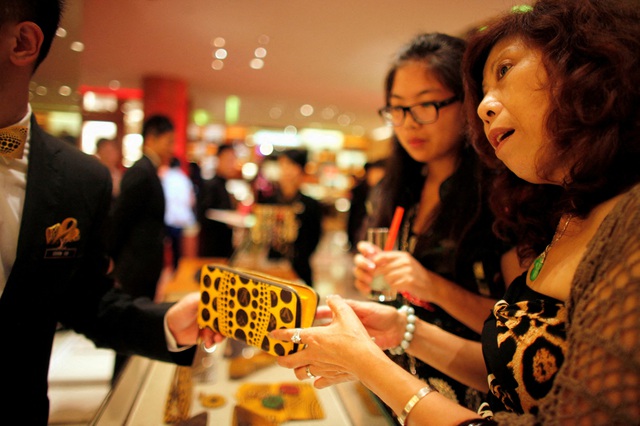 Khách hàng tại gian hàng của Louis Vuitton trong một sự kiện mua sắm ở Thượng Hải