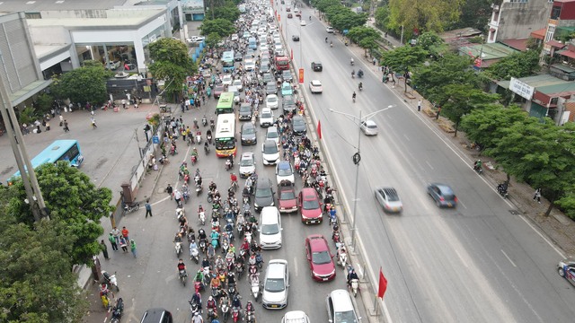 Phương tiện ùn ứ kéo dài trên đường Ngọc Hồi, đoạn trước cửa bến xe Nước Ngầm (Q.Hoàng Mai, Hà Nội)