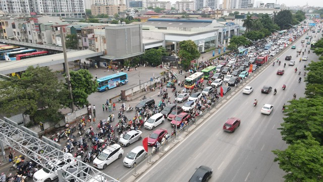 Theo Bộ Công an, trong dịp nghỉ lễ, tại khu vực các bến xe tại Hà Nội như Giáp Bát, Nước Ngầm, Mỹ Đình… có mật độ phương tiện lưu thông đông, tăng cao đột biến