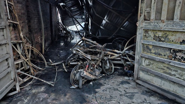 Chiếc xe máy bị cháy trơ khung sắt