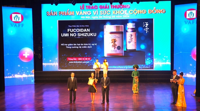 Đại diện Umi No Shizuku nhận giải thưởng 