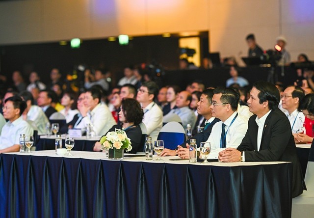 Ông Nguyễn Thanh Tùng, Phó bí thư phụ trách Đảng bộ, Tổng giám đốc Vietcombank (hàng đầu, thứ 2 từ phải sang) tham dự sự kiện