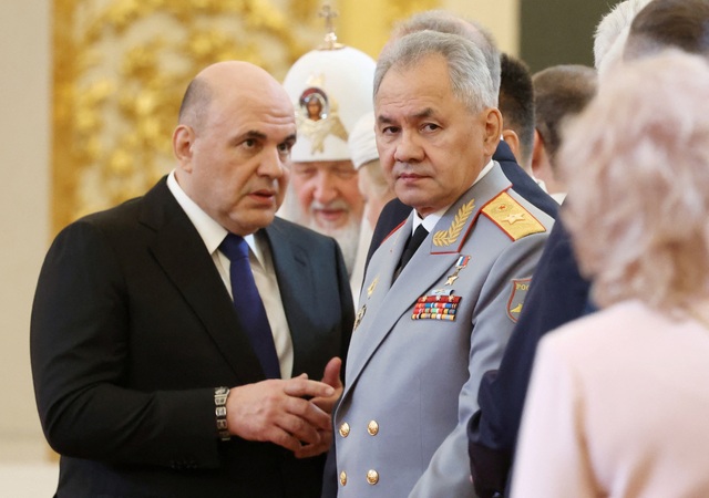 Thủ tướng Nga Mikhail Mishustin (trái) và Bộ trưởng Quốc phòng Sergei Shoigu