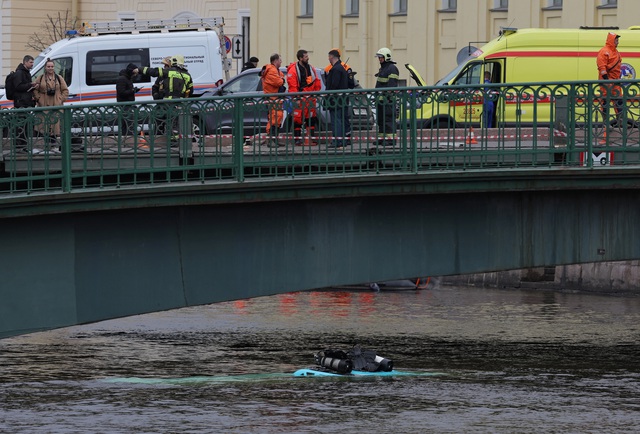Chiếc xe buýt nằm dưới sông sau tai nạn tại thành phố Saint Petersburg ngày 10.5