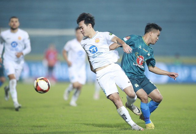 Văn Toàn (CLB Nam Định, trái) lại có dịp đối đầu với đội bóng cũ