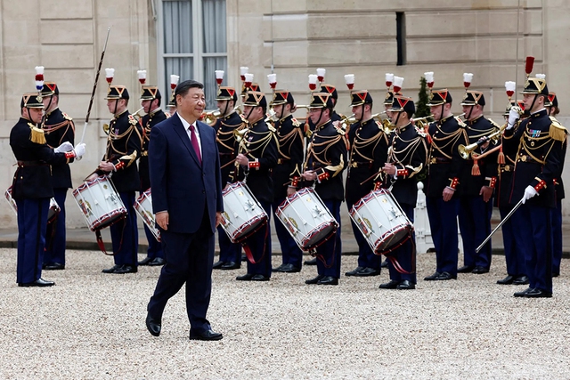 Chủ tịch Tập Cận Bình trong lễ đón tại Paris vừa qua
