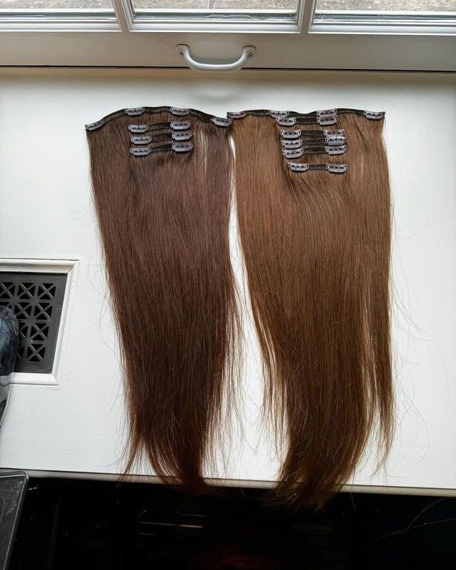 Nhà tạo mẫu chọn kết hợp các màu tóc hơi khác nhau vì Karlie thích có một chút sắc thái tự nhiên trong tóc của mình