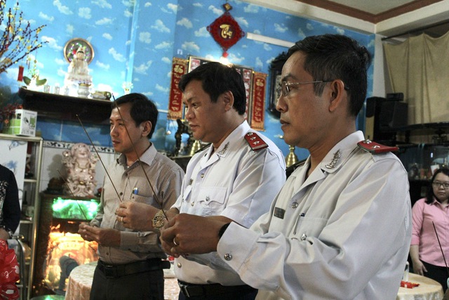 Đoàn Thanh tra Sở LĐ-TB-XH TP.HCM đến viếng thăm, thắp hương cho nạn nhân bị tai nạn lao động