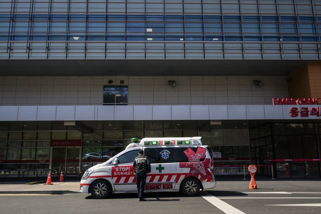 Giáo sư y khoa đình công vì mệt mỏi, 50 bệnh viện Hàn Quốc bị ảnh hưởng- Ảnh 1.