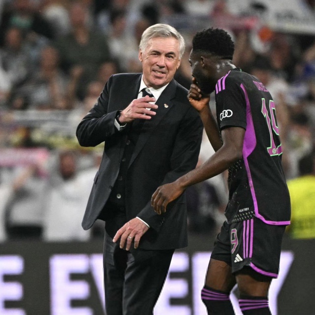 Alphonso Davies (phải) nói chuyện với HLV Ancelotti của Real Madrid