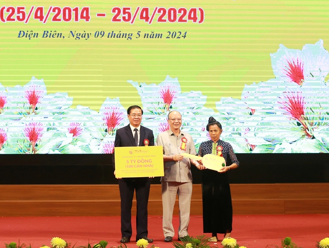 Ông Nguyễn Tất Thắng, Chủ tịch HĐQT Tập đoàn T&T Group (giữa) trao tặng tỉnh Điện Biên 5 tỉ đồng (100 căn nhà) và trao chìa khóa tượng trưng cho gia đình được hỗ trợ làm nhà