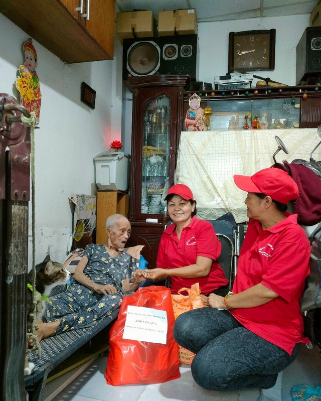 Bà Trương Thị Thanh Hải (giữa) đến nhà thăm, tặng quà một người cao tuổi, sống neo đơn