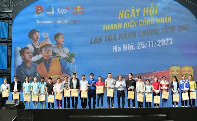 Anh Bùi Quang Huy tặng quà các thanh niên công nhân tại Ngày hội Thanh niên công nhân năm 2023