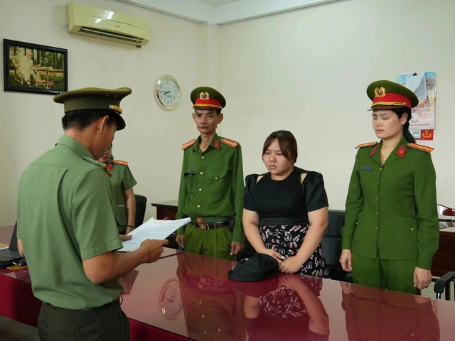 Công an tống đạt quyết định khởi tố bị can, bắt tạm giam Trần Thị Hồng Nga