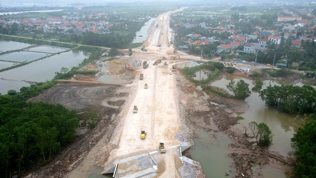 Phần đường dẫn kết nối với cầu Bến Rừng phía TX.Quảng Yên, do tỉnh Quảng Ninh làm chủ đầu tư, thi công bị chậm tiến độ, hiện đang làm cốt nền đường