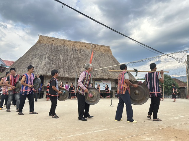 Kon Tum: Truyền dạy cồng chiêng, múa xoang cho thanh thiếu niên- Ảnh 1.