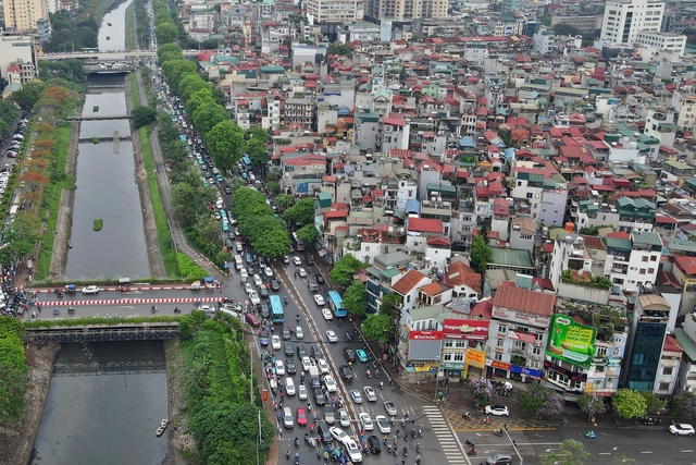 Hình ảnh đường Láng nhìn từ trên cao, đoạn giao phố Yên Lãng (Q.Đống Đa, Hà Nội)