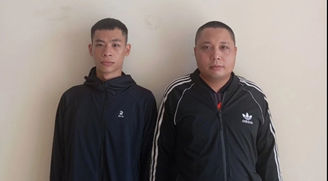 Vũ Đình Công (trái) và Đặng Ngọc Phú bị khởi tố về hành vi cho vay nặng lãi