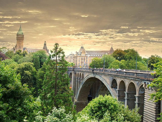 Tới Luxembourg thả bộ trên cây cầu Adolphe, khu phố cổ và quảng trường cổ kính- Ảnh 4.