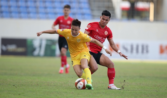 Văn Thanh (áo đỏ) trong trận đấu với CLB Quảng Nam