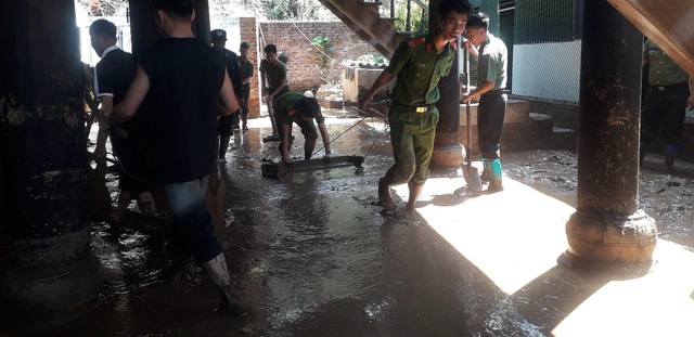 Lũ quét sập nhà dân tại Điện Biên, 4 người thoát chết- Ảnh 1.
