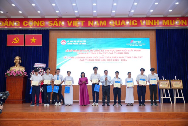 Lễ trao giải cho các học sinh giỏi giải toán trên máy tính cầm tay cấp thành phố năm học 2023 - 2024 sáng nay